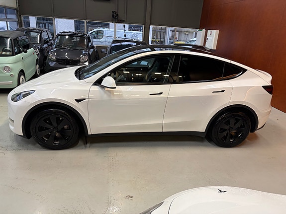 Tesla Model Y 8 of 30