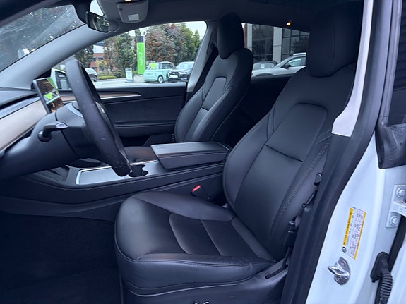 Tesla Model Y 10 of 30