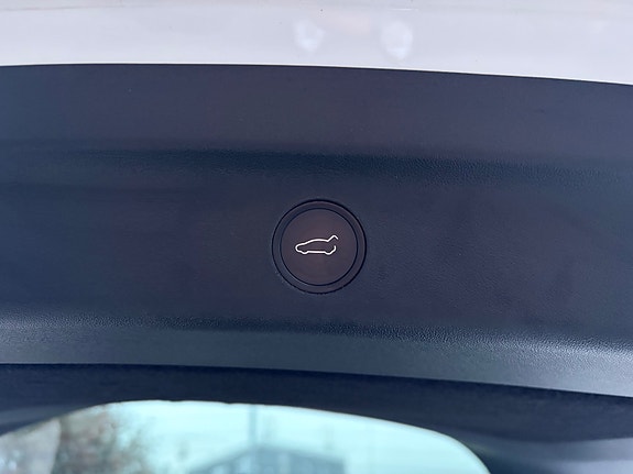 Tesla Model Y 22 of 30