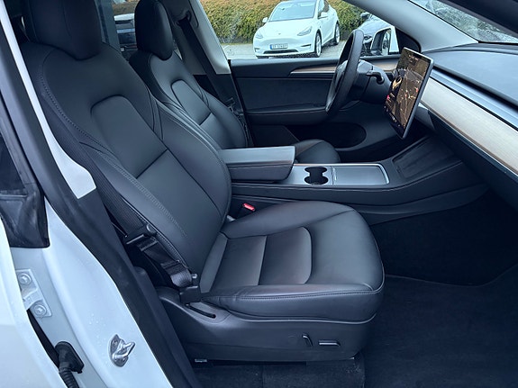 Tesla Model Y 12 of 30