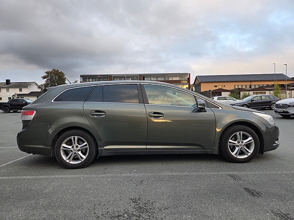 Toyota Avensis 2 of 14