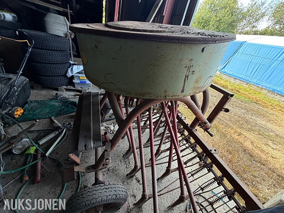 KVERNELANDS SÅMASKIN - 220 CM ARBEIDSBREDDE - LETT REPOBJEKT 7 of 18