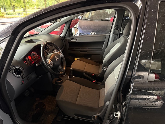 Mitsubishi Colt 11 of 30