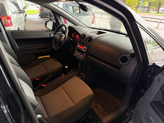 Mitsubishi Colt 15 of 30