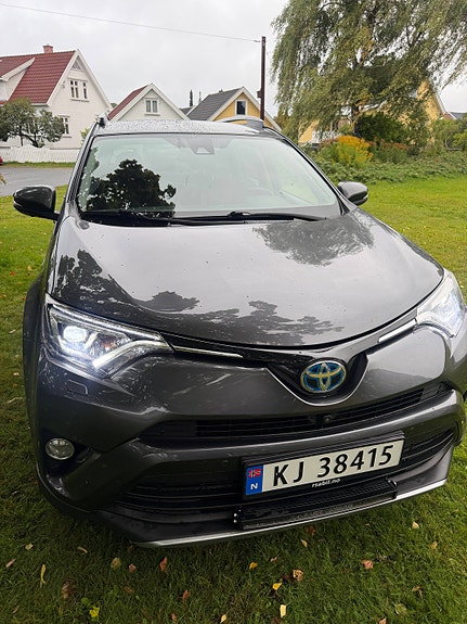 Toyota RAV4 2 of 18