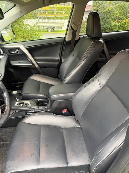 Toyota RAV4 8 of 18