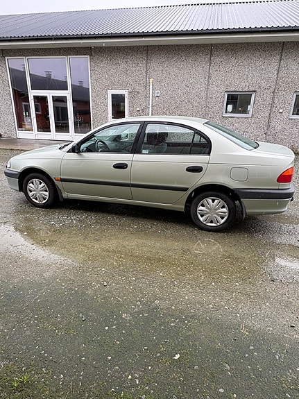 Toyota Avensis 3 of 9