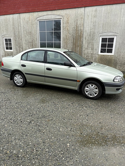 Toyota Avensis 2 of 9