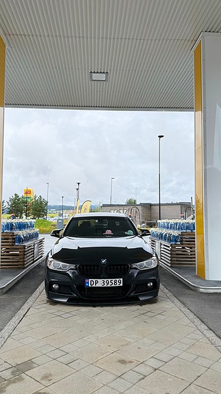 BMW 320d 2 of 13