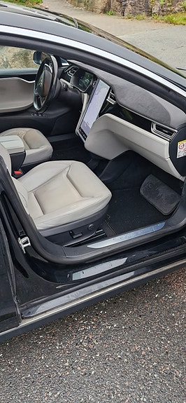 Tesla Model S 7 of 14