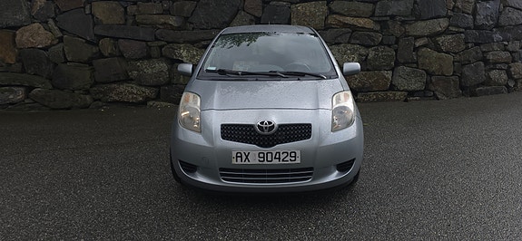 Toyota Yaris 2 of 17