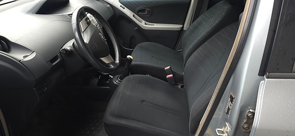Toyota Yaris 8 of 17