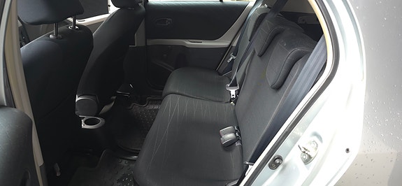 Toyota Yaris 7 of 17