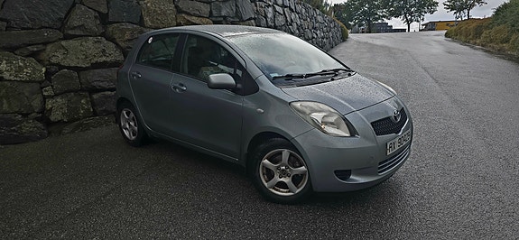 Toyota Yaris 3 of 17