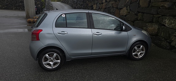 Toyota Yaris 5 of 17