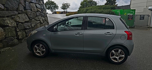 Toyota Yaris 4 of 17
