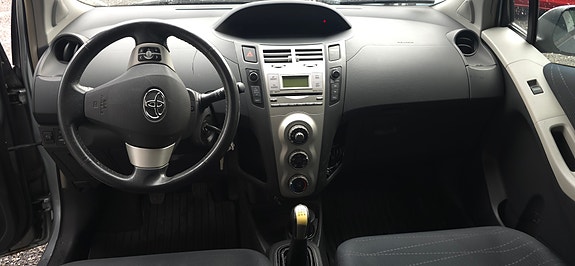 Toyota Yaris 14 of 17