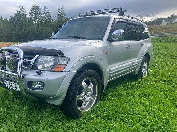 Mitsubishi Pajero 13 of 15