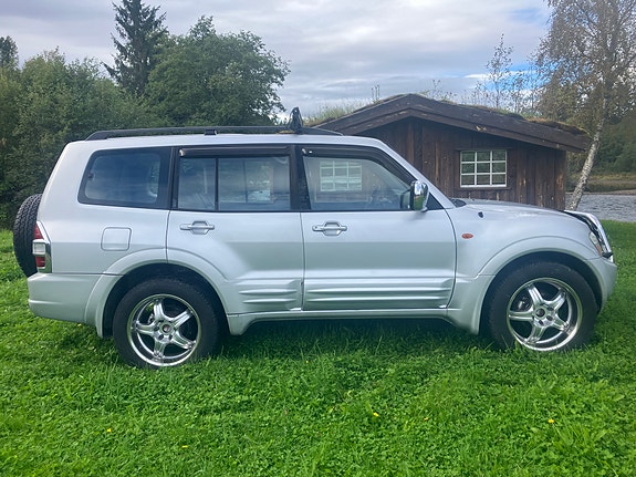 Mitsubishi Pajero 10 of 15