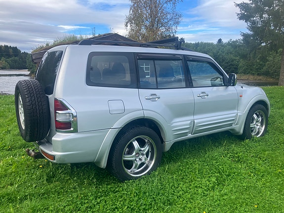 Mitsubishi Pajero 9 of 15