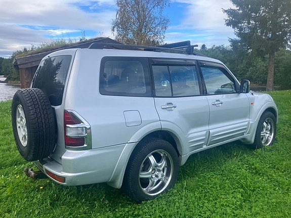 Mitsubishi Pajero 2 of 15