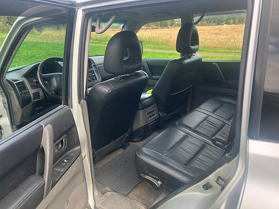 Mitsubishi Pajero 14 of 15