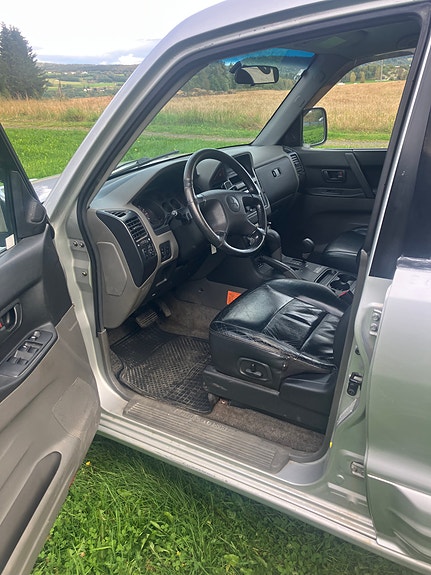 Mitsubishi Pajero 15 of 15