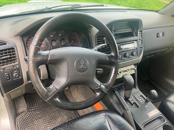 Mitsubishi Pajero 6 of 15