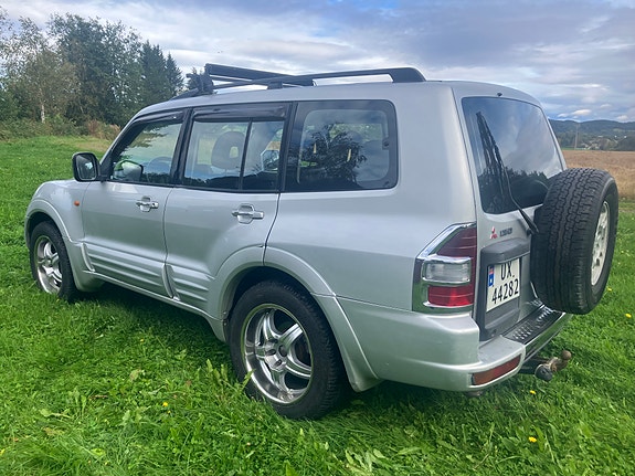 Mitsubishi Pajero 8 of 15