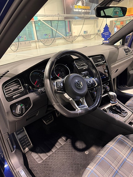 Volkswagen Golf VII 9 of 9