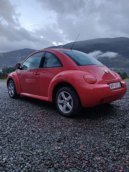Volkswagen New Beetle 12 of 15