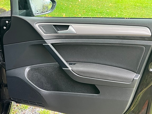 Volkswagen e-Golf VII 16 of 17