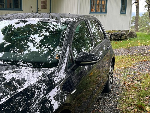 Volkswagen e-Golf VII 12 of 17