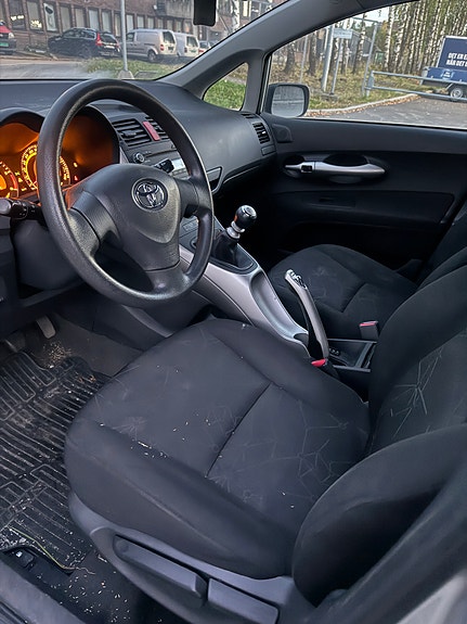 Toyota Auris 7 of 10