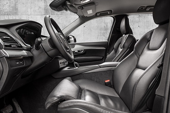 Volvo XC90 10 of 30