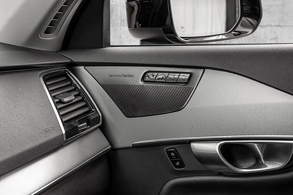 Volvo XC90 30 of 30