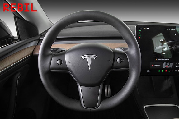 Tesla Model Y 12 of 27