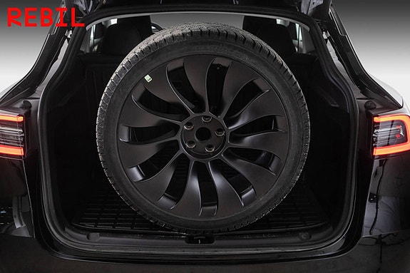 Tesla Model Y 25 of 27