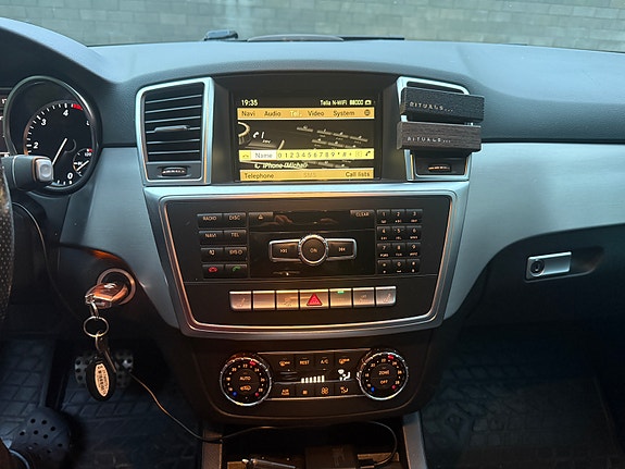 Mercedes-Benz ML350 15 of 15