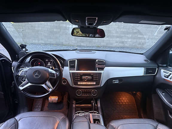 Mercedes-Benz ML350 10 of 15