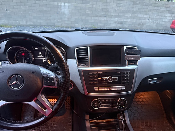 Mercedes-Benz ML350 7 of 15