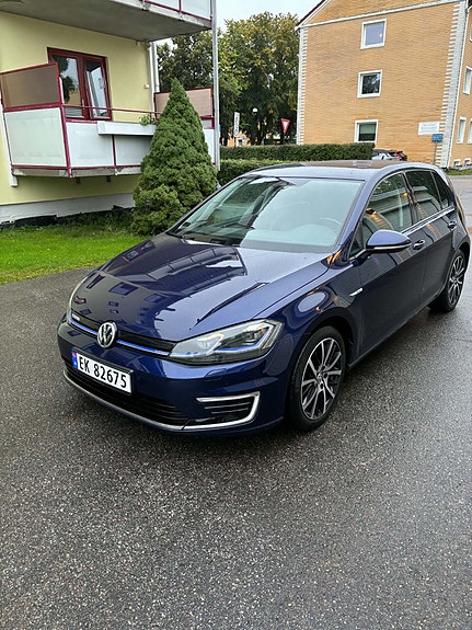 Volkswagen e-Golf VII 4 of 12