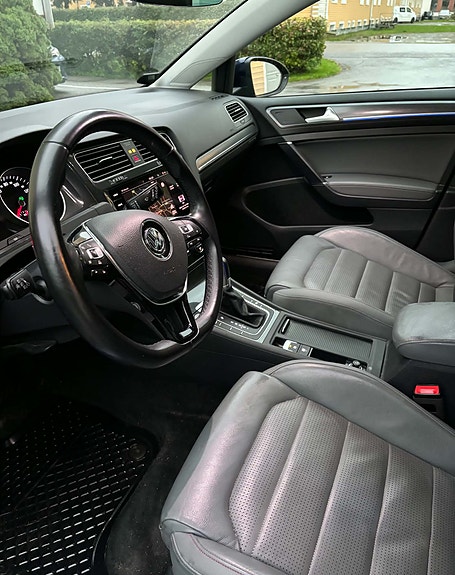 Volkswagen e-Golf VII 8 of 12