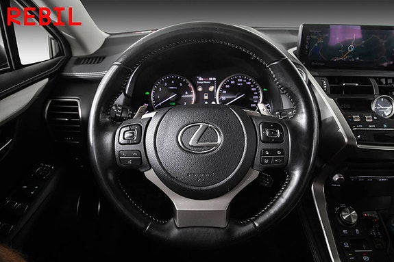 Lexus NX300h 12 of 26