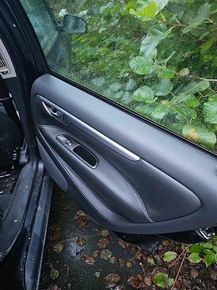 Volvo V70 2 of 8