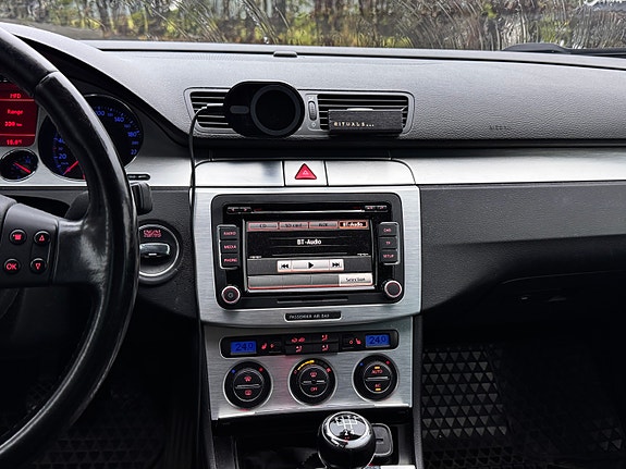Volkswagen Passat 3 of 30