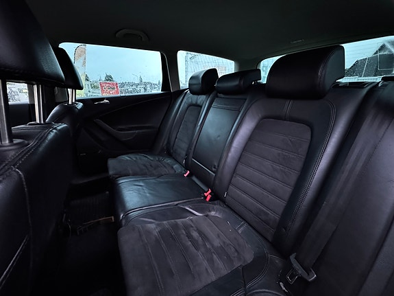 Volkswagen Passat 10 of 30