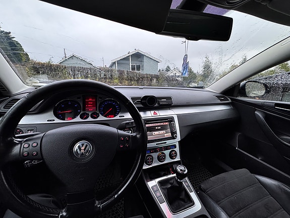 Volkswagen Passat 2 of 30
