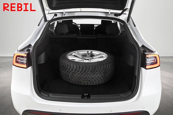 Tesla Model Y 24 of 27