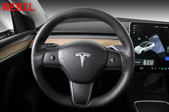 Tesla Model Y 12 of 27